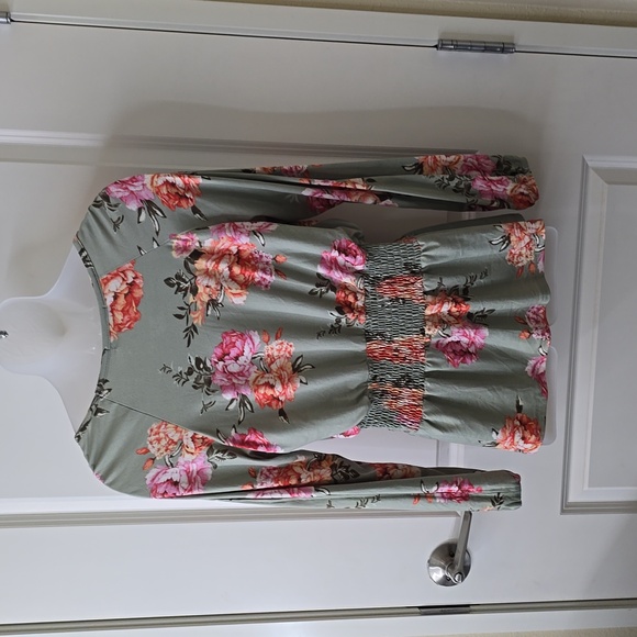 Absolutely Famous Women's Size Medium Green Floral Smocked Long‎ Sleeve Top - Picture 4 of 10